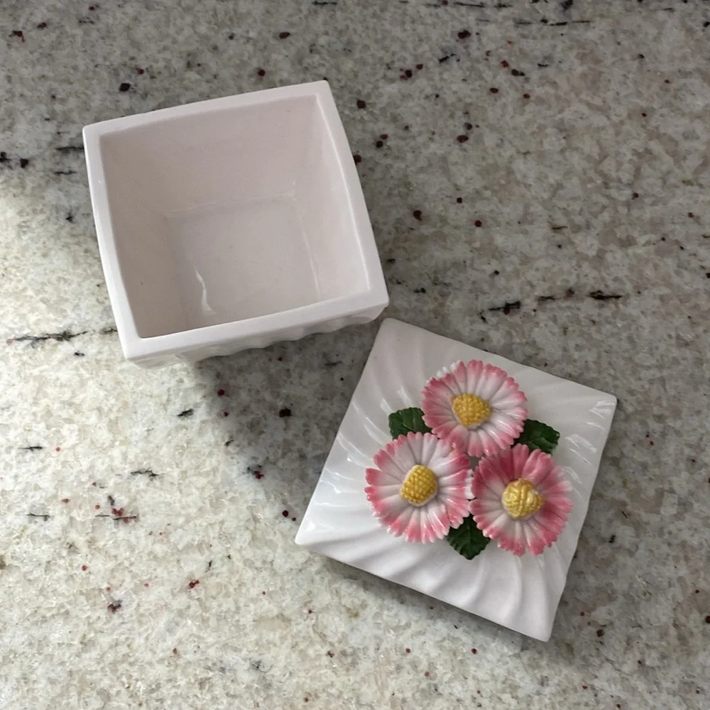 Vintage Abbott Japan floral ceramic trinket box